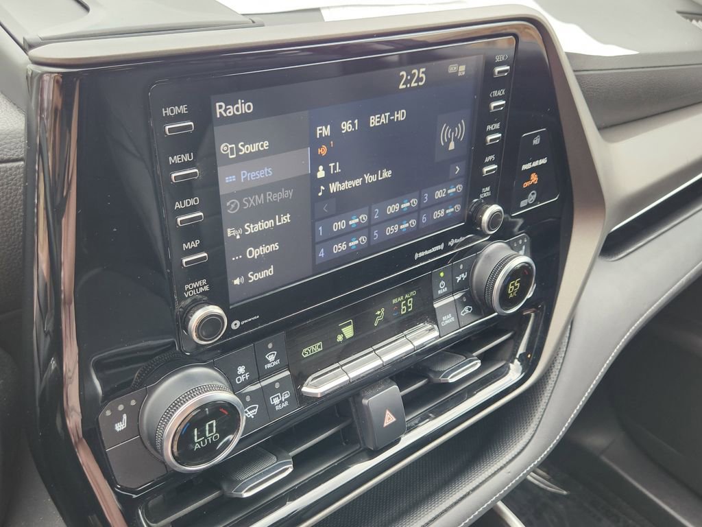 Used 2020 Toyota Highlander XLE AWD/4WD image 8