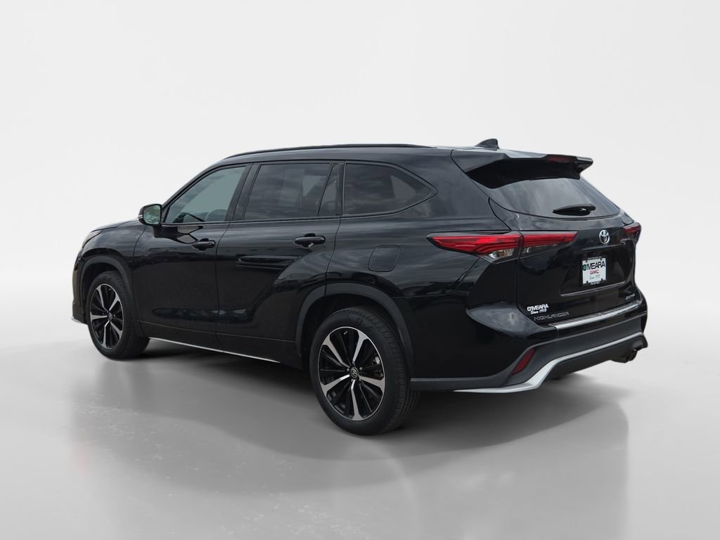 Used 2022 Toyota Highlander XSE AWD/4WD image 3