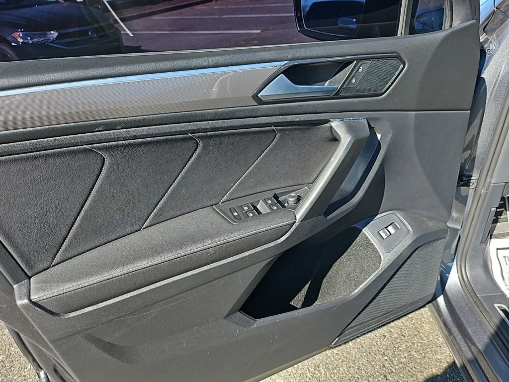 Certified 2023 Volkswagen Tiguan SE R-Line image 9