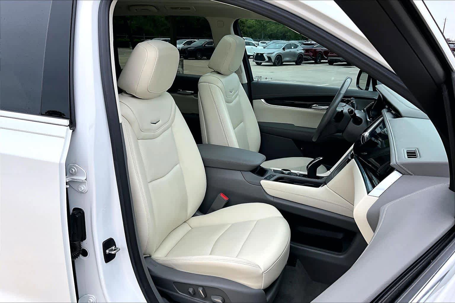Used 2022 Cadillac XT6 Premium Luxury w/ Technology Package FWD image 9