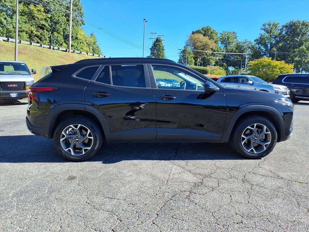 Used 2025 Chevrolet Trax LT FWD image 2