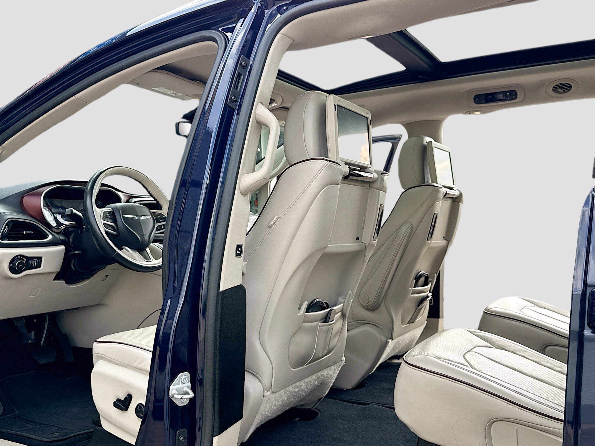 Used 2017 Chrysler Pacifica Limited w/ UConnect Theater Package FWD image 6