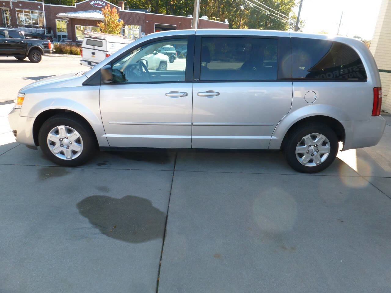 Used 2010 Dodge Grand Caravan SE w/ Climate Group image 6