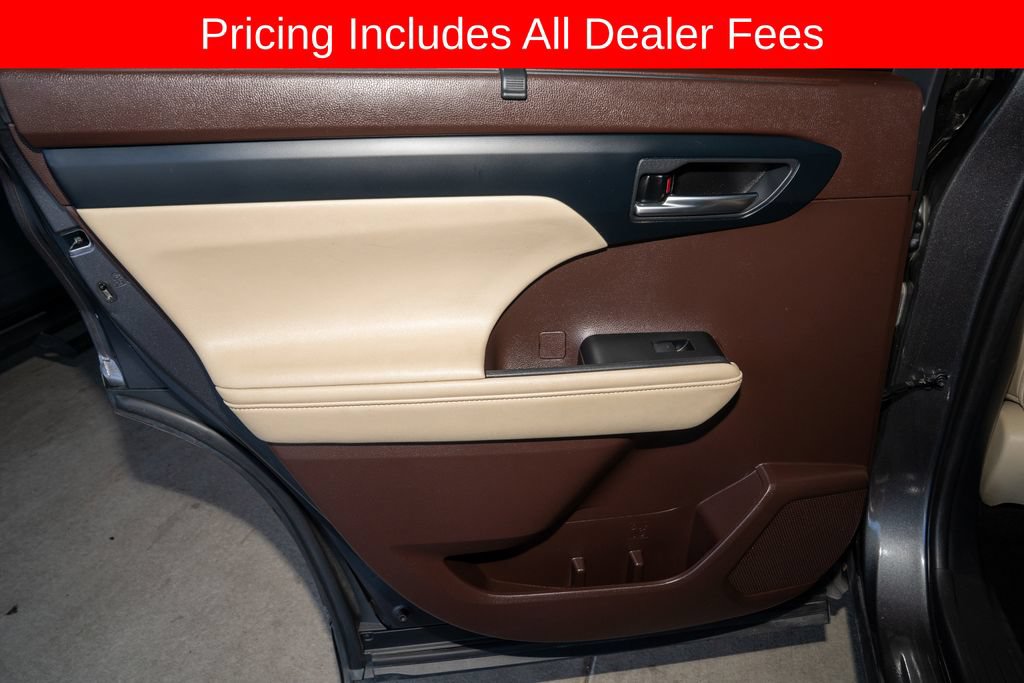 Used 2021 Toyota Highlander XLE FWD image 12