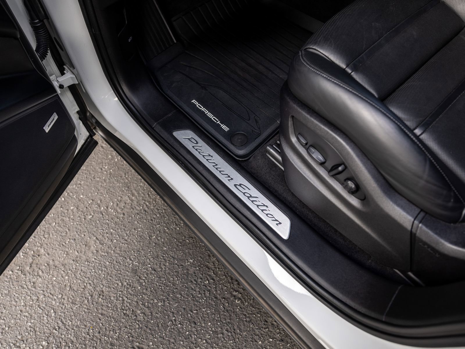 Certified 2023 Porsche Cayenne Platinum Edition image 38