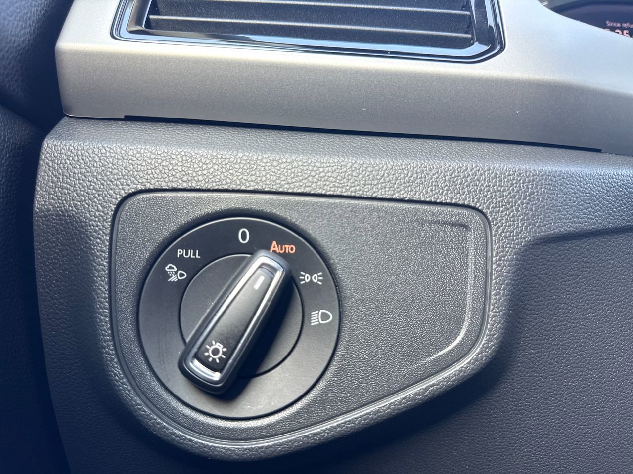 Used 2023 Volkswagen Atlas Cross Sport SE image 26