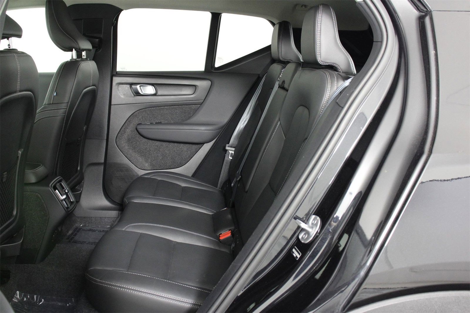 Certified 2025 Volvo XC40 B5 Core image 32