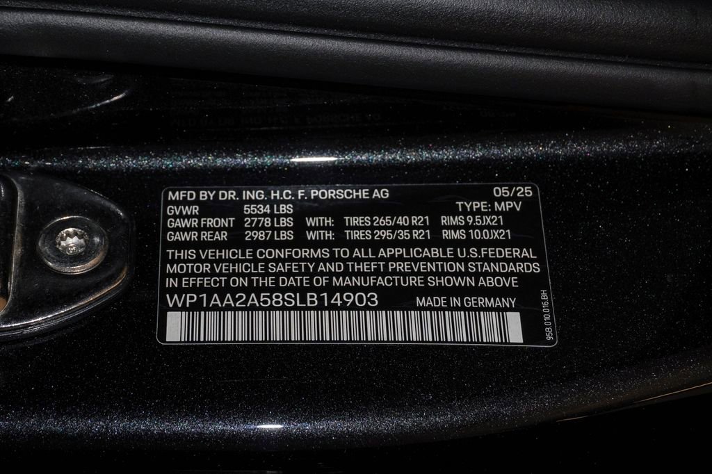 Certified 2025 Porsche Macan image 30