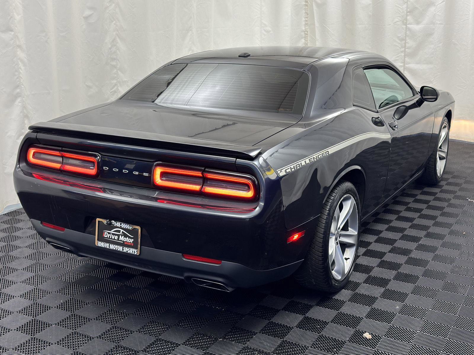 Used 2017 Dodge Challenger R/T image 10