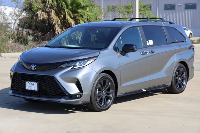 New 2026 Toyota Sienna XSE image 3