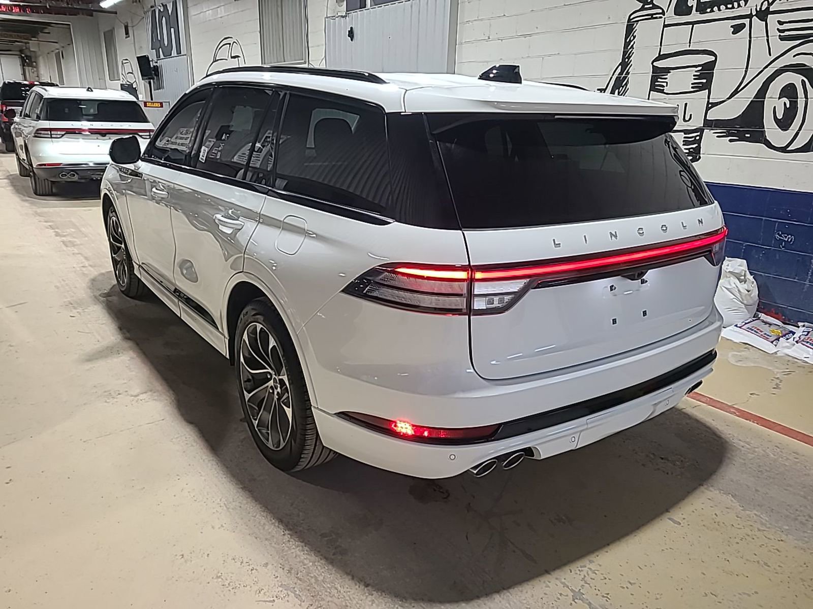 Used 2025 Lincoln Aviator AWD w/ Jet Appearance Package image 6