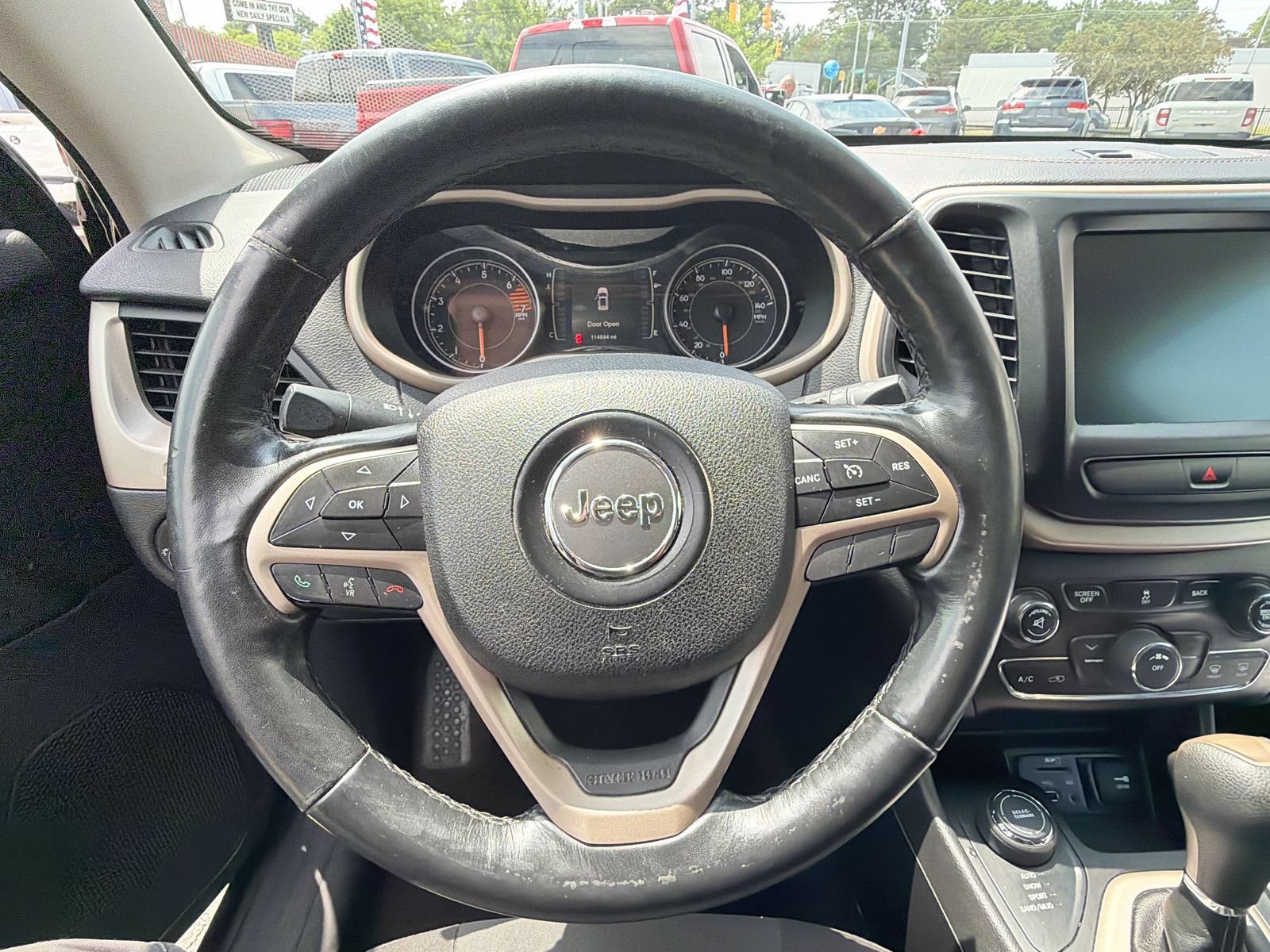 Used 2017 Jeep Cherokee Latitude w/ Cold Weather Group AWD/4WD image 23