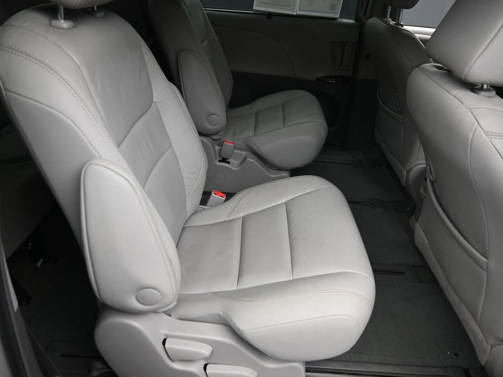 Used 2017 Toyota Sienna XLE w/ XLE Navigation Package image 8