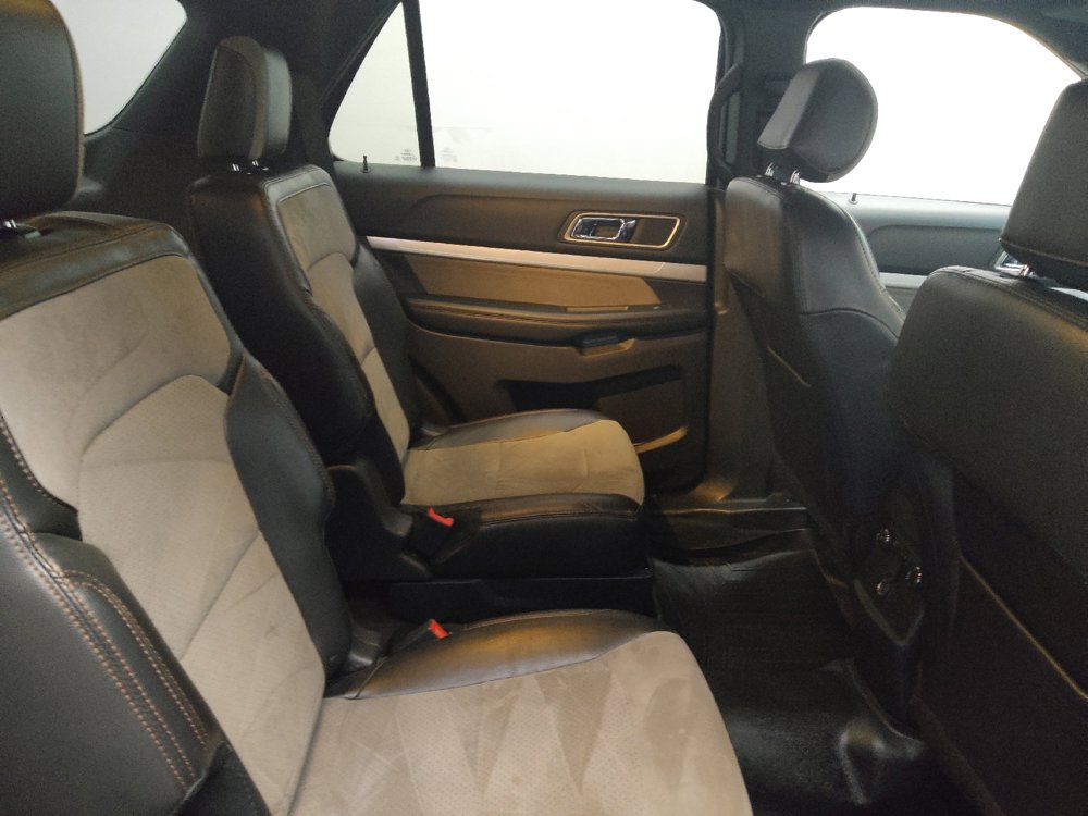 Used 2017 Ford Explorer XLT w/ Equipment Group 202A AWD/4WD image 19