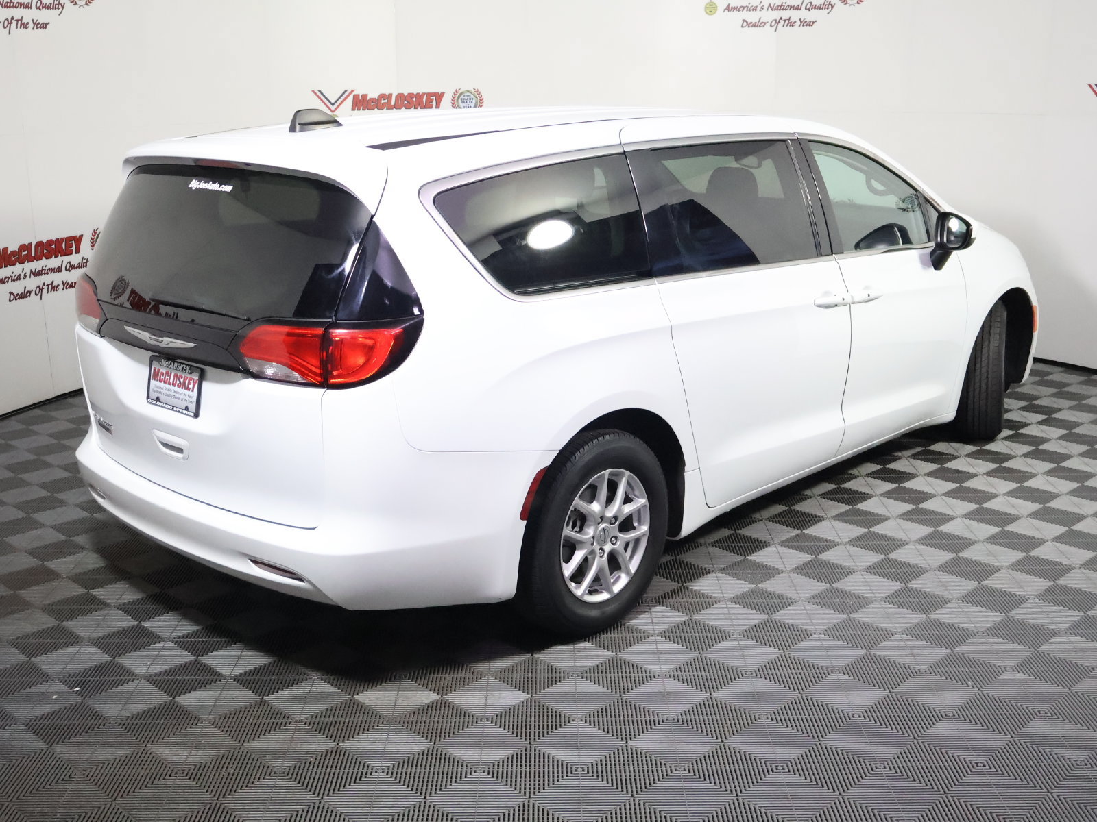 Used 2023 Chrysler Voyager LX FWD image 4