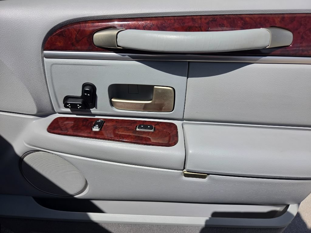 Used 2005 Lincoln Town Car Signature RWD image 38