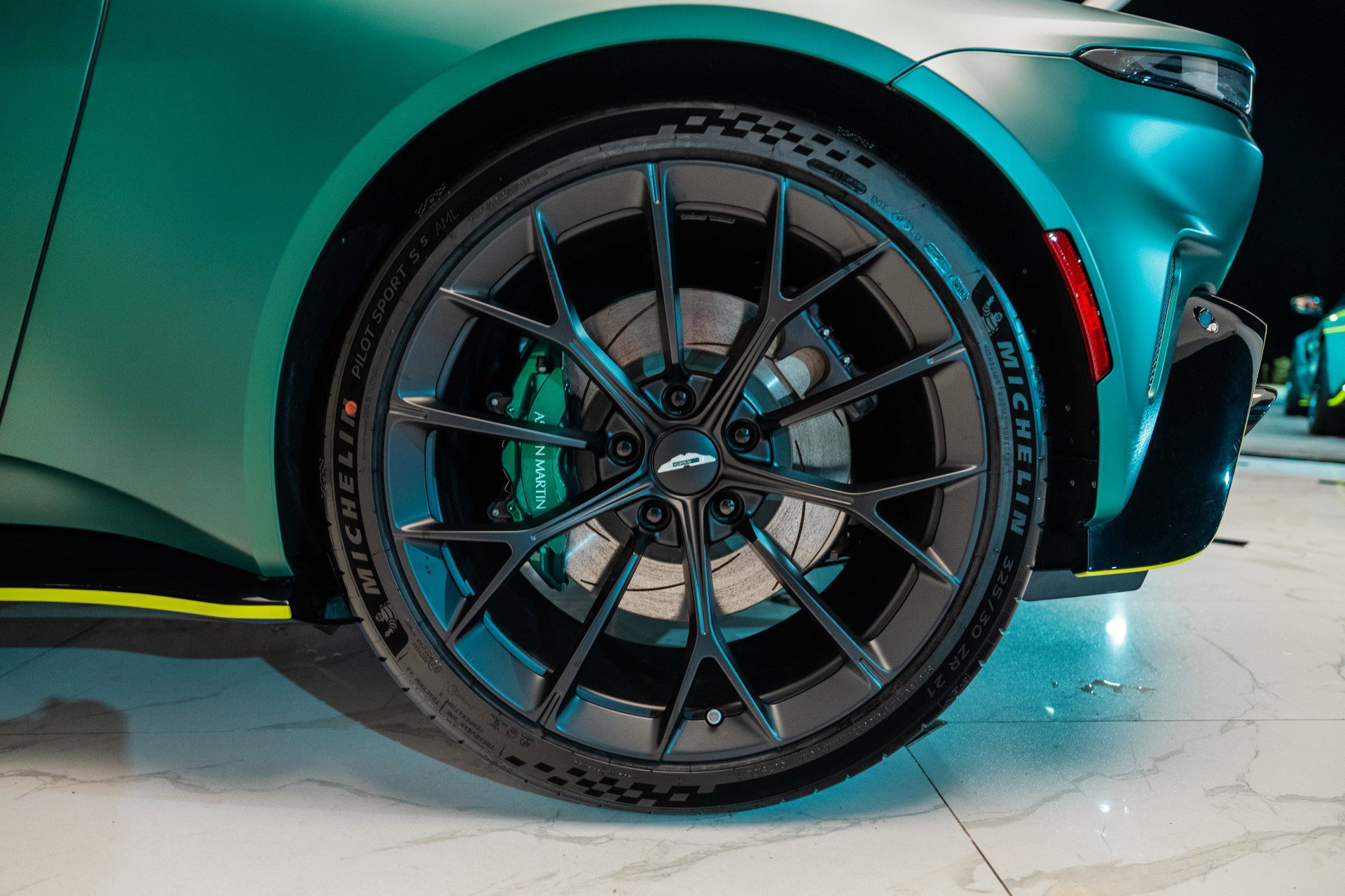 Used 2025 Aston Martin V8 Vantage Coupe image 41