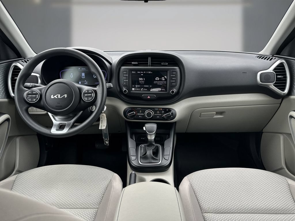 Used 2025 Kia Soul LX w/ LX Technology Package FWD image 16