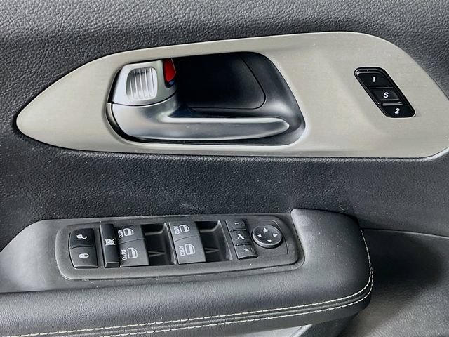 Used 2024 Chrysler Pacifica Limited w/ S Appearance Package FWD image 9