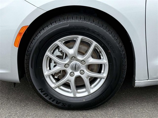 Used 2024 Chrysler Pacifica Touring-L image 7