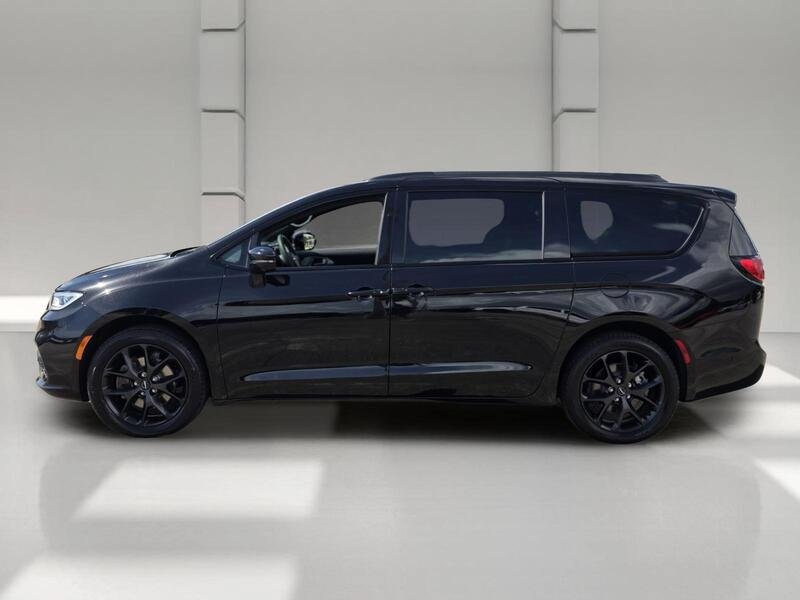 Used 2024 Chrysler Pacifica Touring-L w/ S Appearance Package AWD/4WD image 2