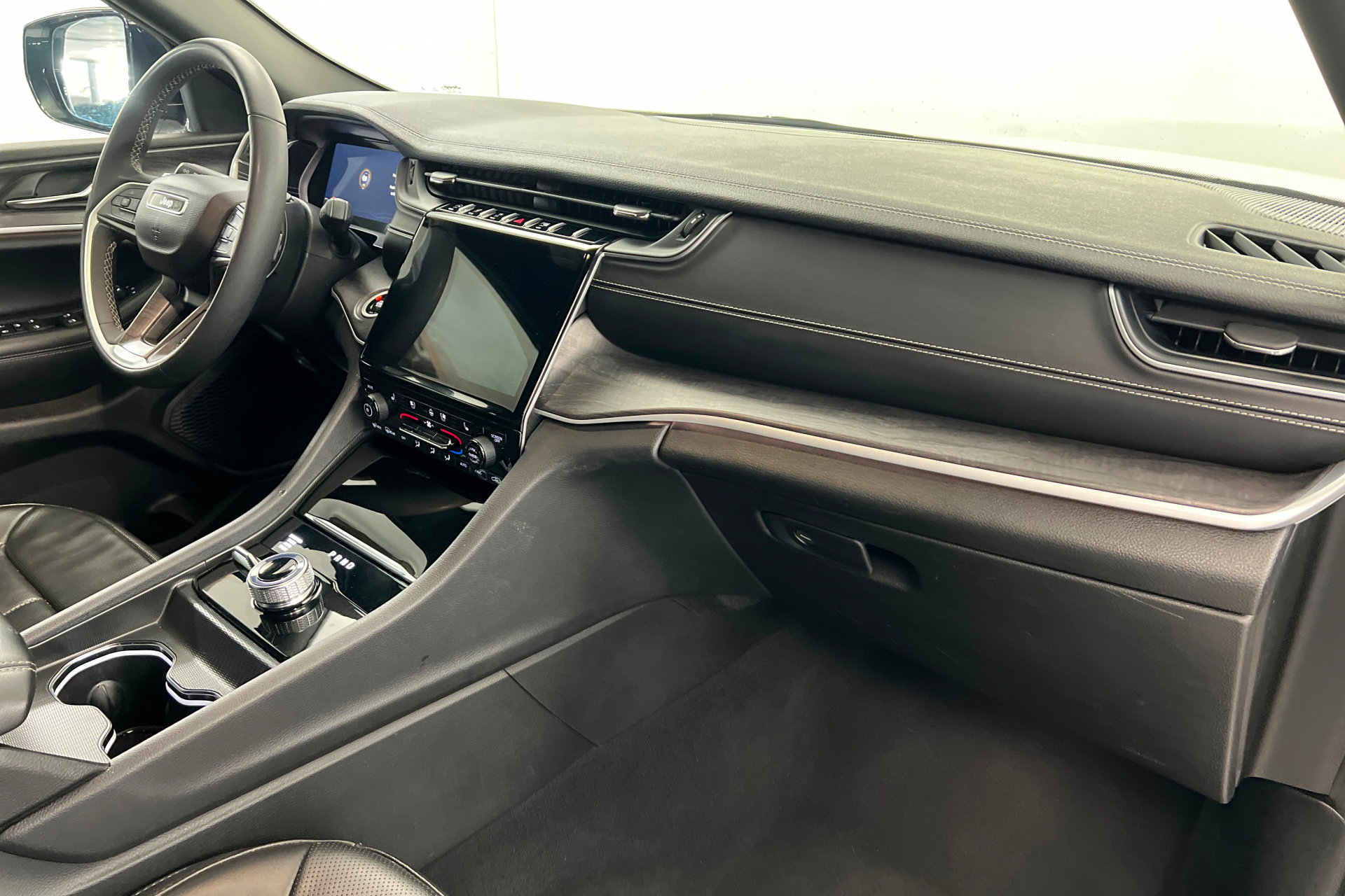 Used 2024 Jeep Grand Cherokee L Limited w/ Luxury Tech Group II image 25