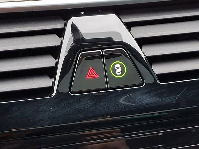 Used 2021 BMW 530e w/ Parking Assistance Package image 34