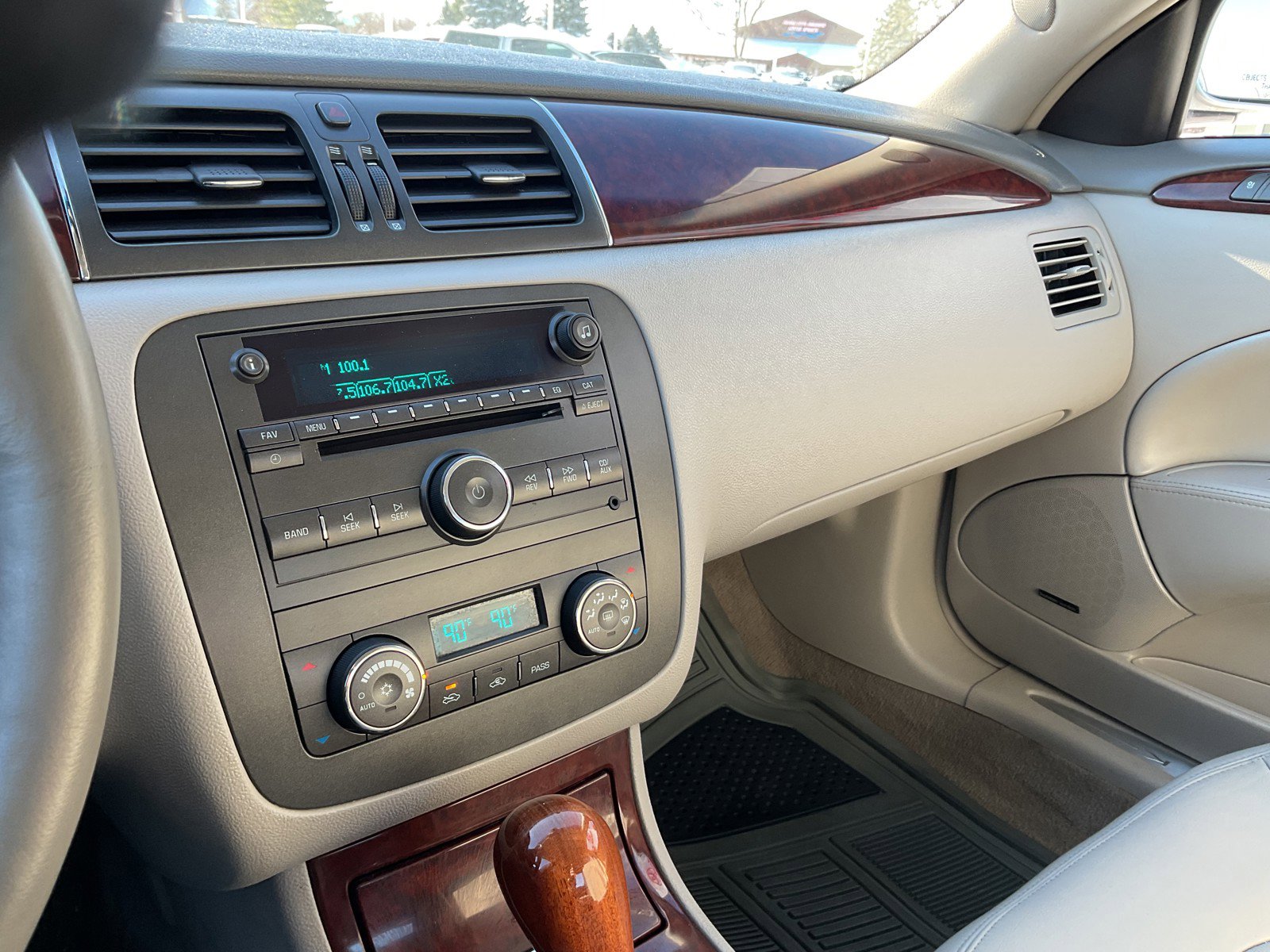 Used 2009 Buick Lucerne CXL image 24