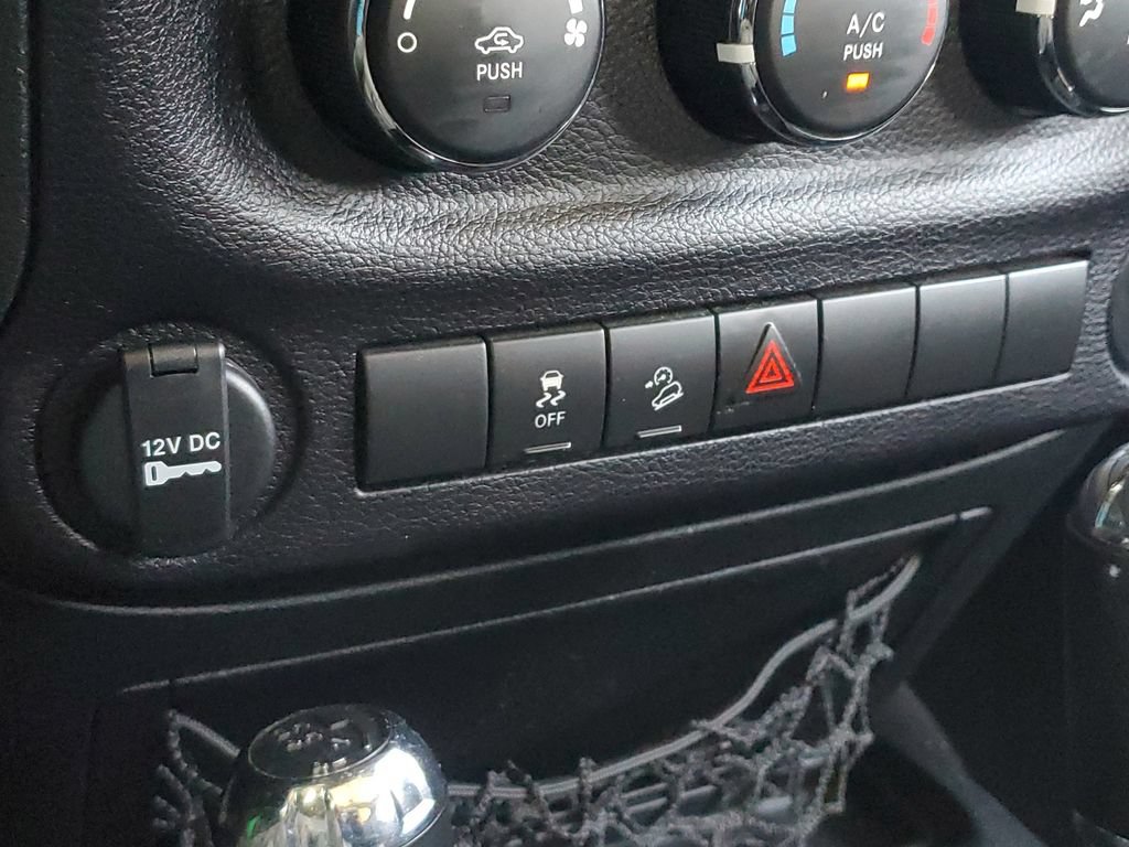 Used 2015 Jeep Wrangler Unlimited Sport w/ Connectivity Group AWD/4WD image 32