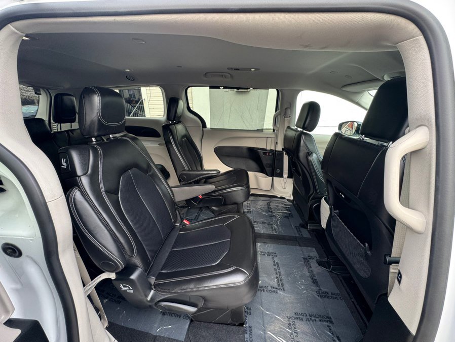 Used 2024 Chrysler Pacifica Touring-L image 12