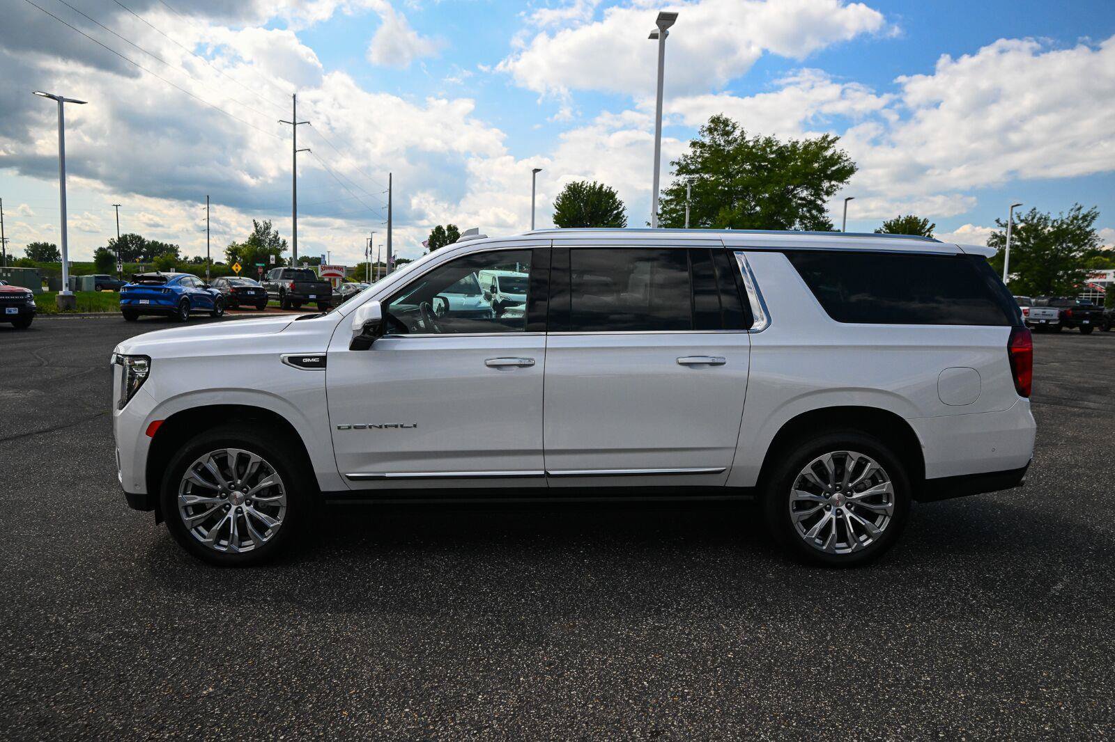 Used 2024 GMC Yukon XL Denali w/ Denali Reserve Package AWD/4WD image 8