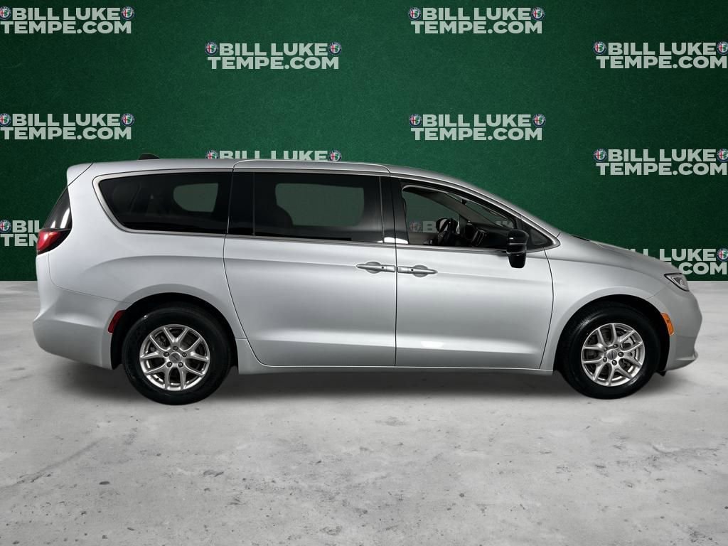 Used 2024 Chrysler Pacifica Touring-L image 5