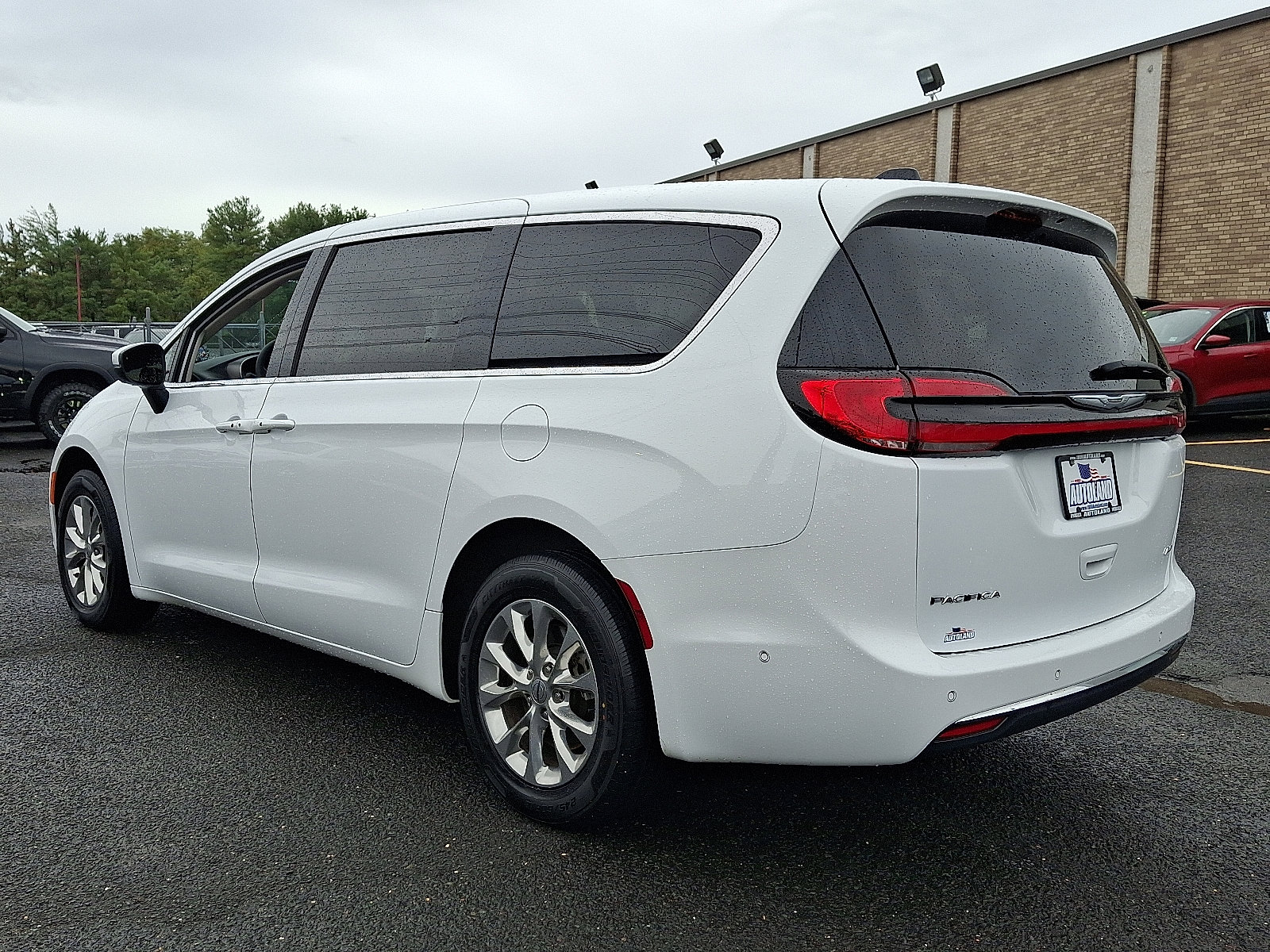 Certified 2023 Chrysler Pacifica Touring-L image 5