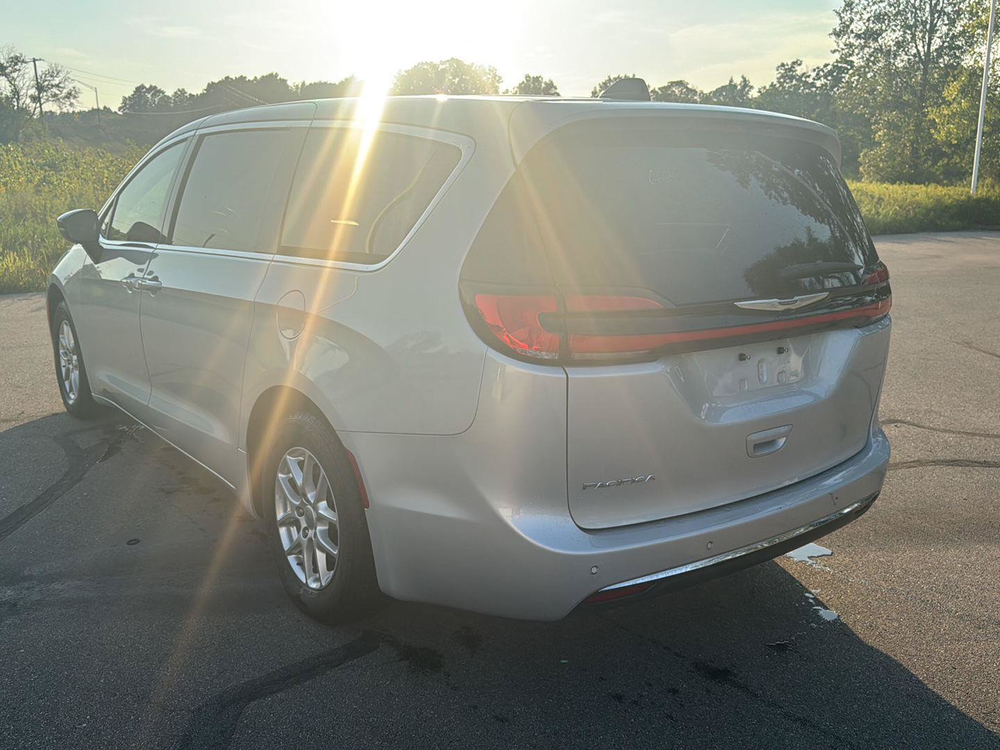Used 2024 Chrysler Pacifica Touring-L FWD image 3