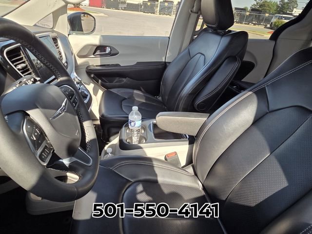 Used 2023 Chrysler Pacifica Touring-L image 10
