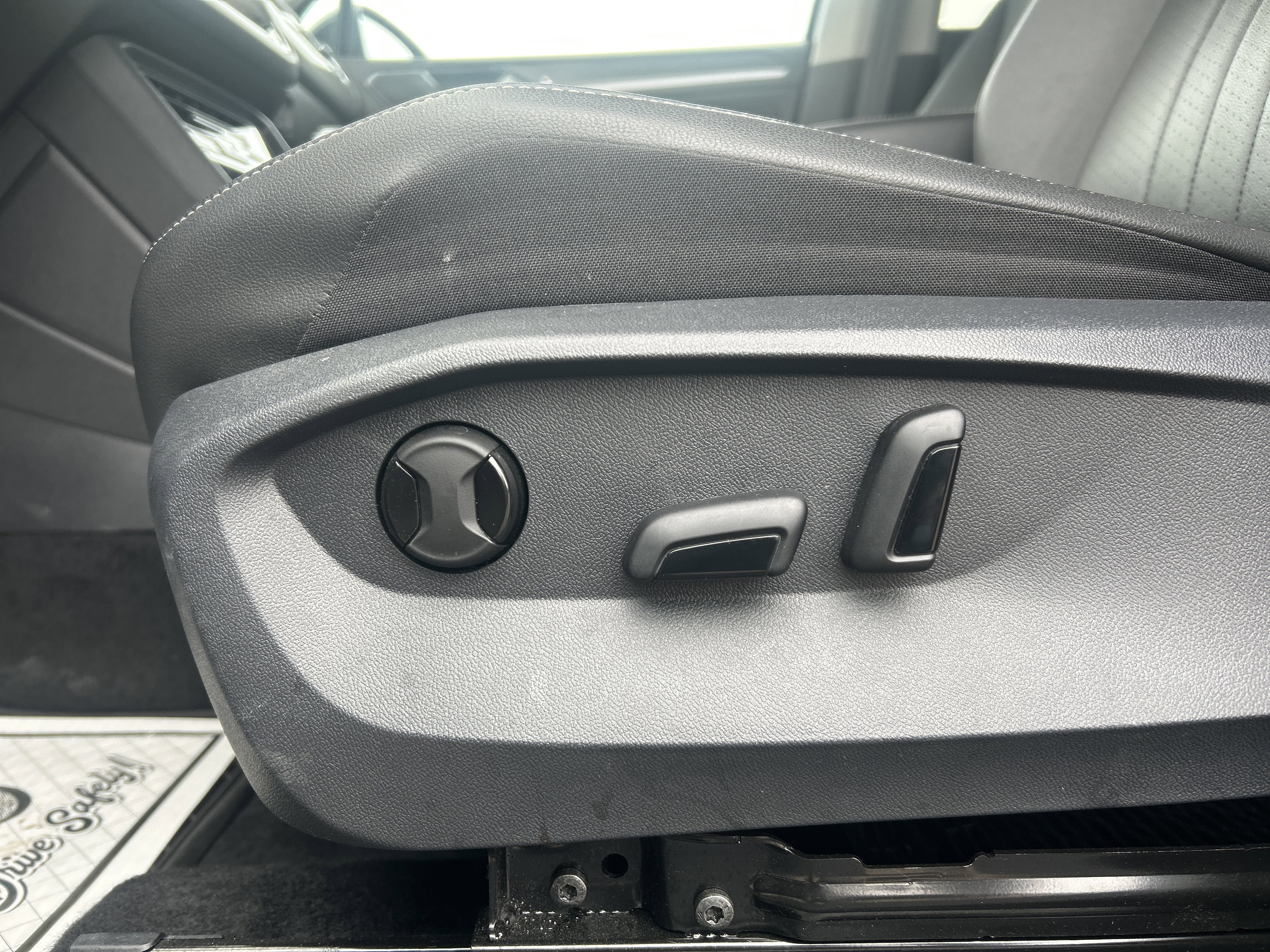 Used 2024 Volkswagen Tiguan SE image 13