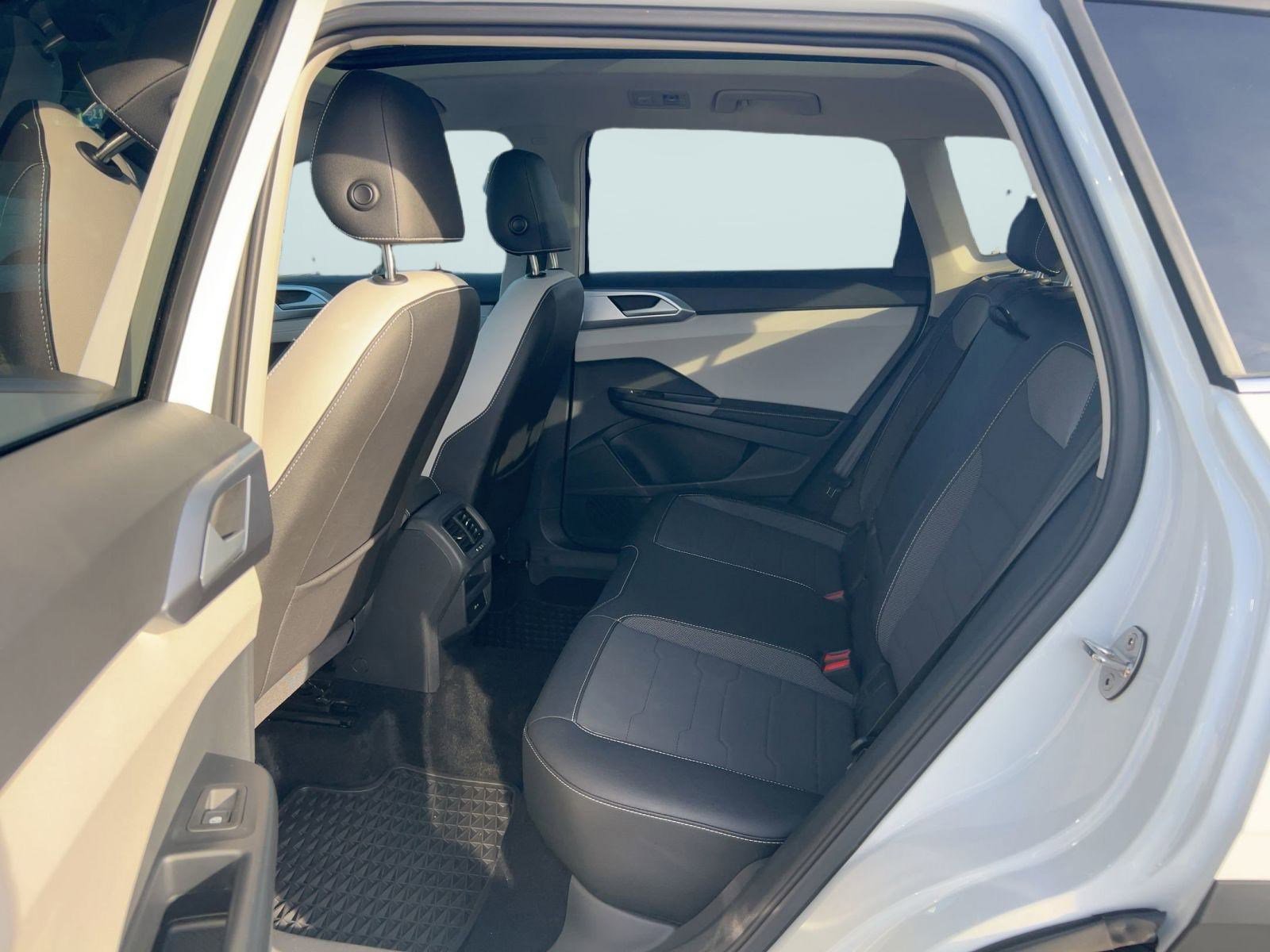 Certified 2025 Volkswagen Taos SE w/ Panoramic Sunroof Package AWD/4WD image 12