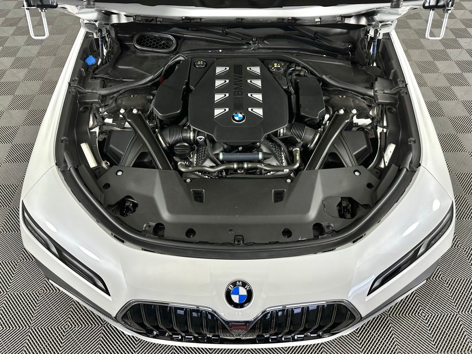 Used 2023 BMW 760i xDrive w/ Parking Assistance Package image 25