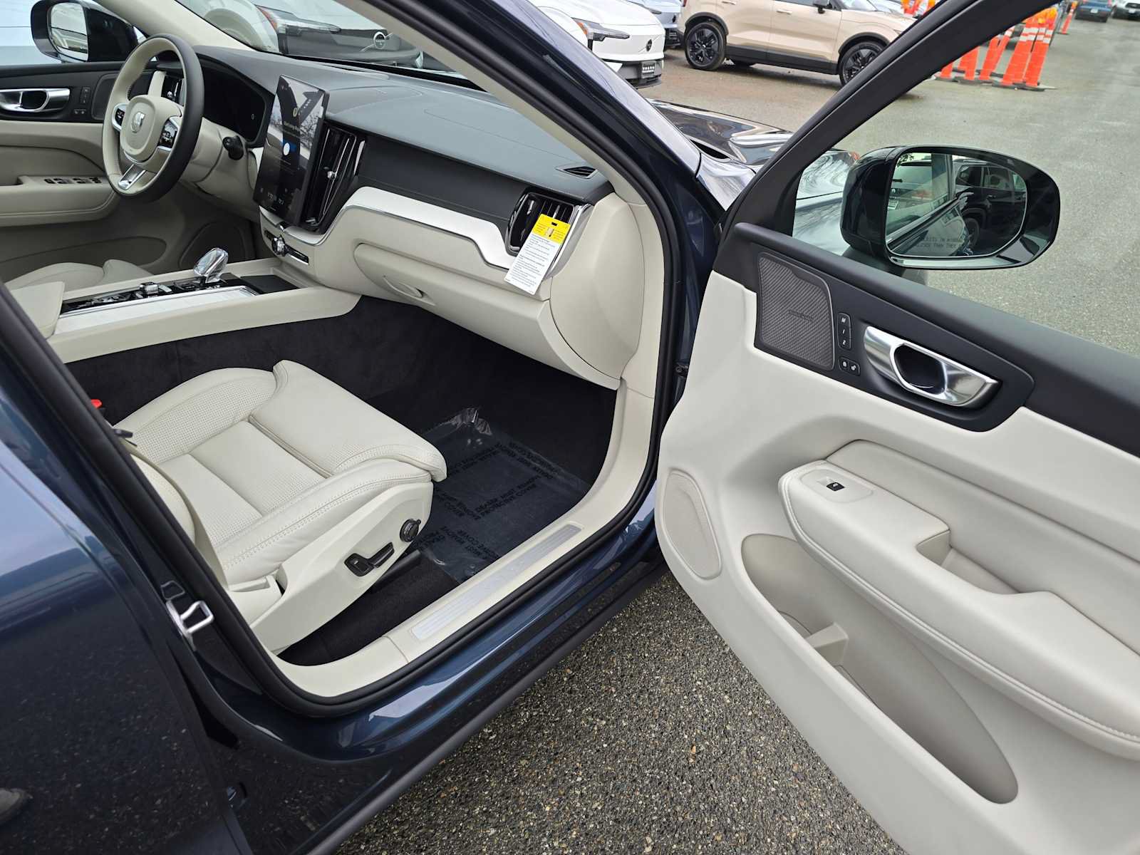 New 2026 Volvo XC60 B5 Ultra w/ Protection Package Premier AWD/4WD image 12