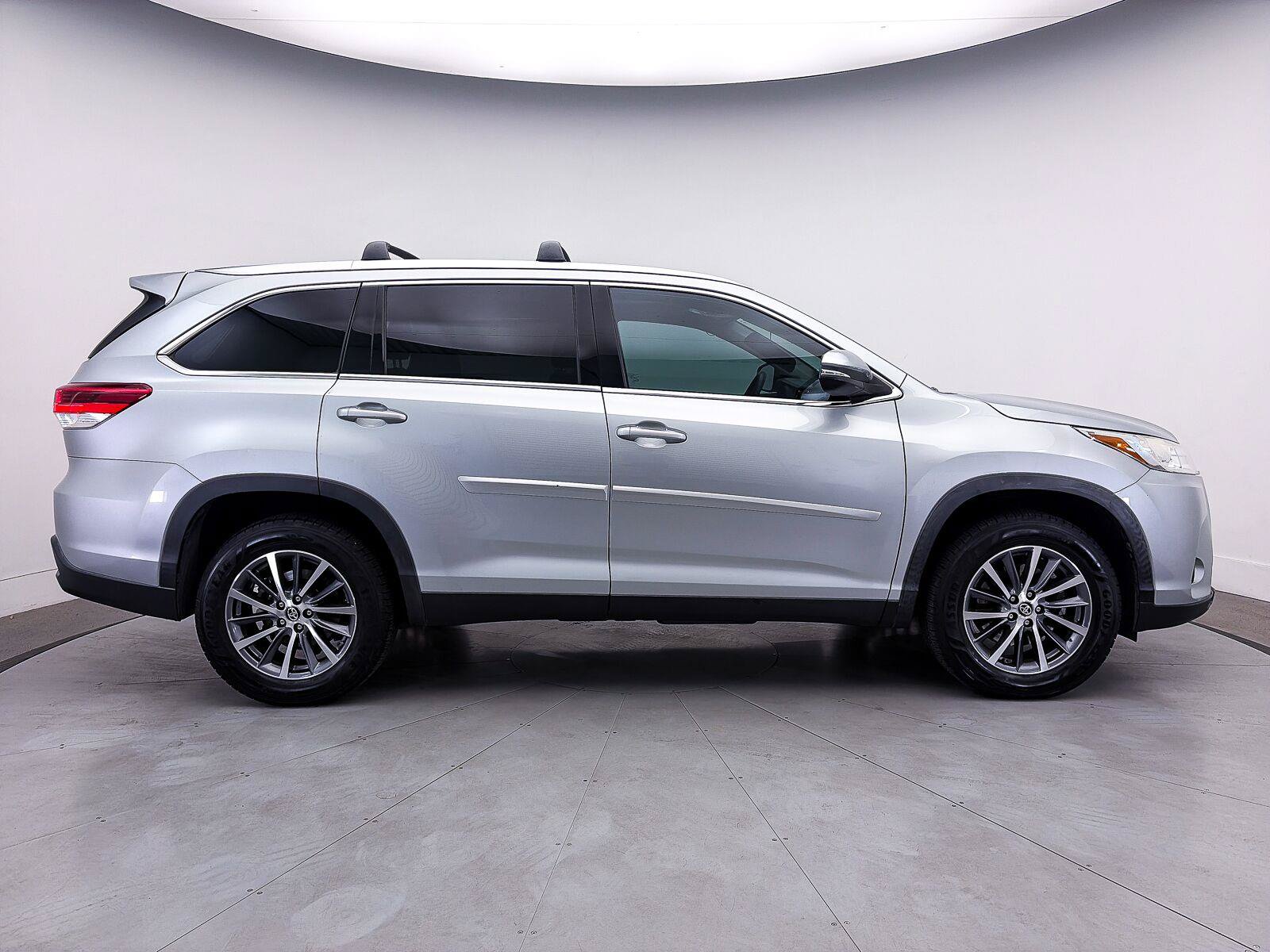 Used 2019 Toyota Highlander XLE FWD image 36