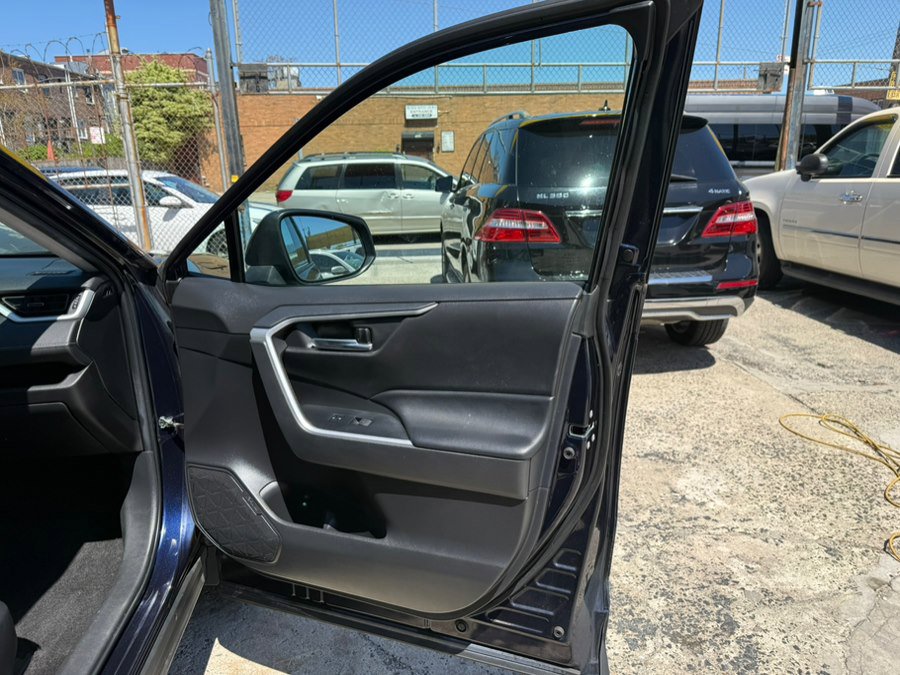 Used 2022 Toyota RAV4 XLE Premium AWD/4WD image 21