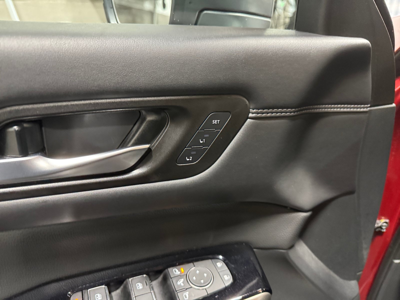 Used 2024 Nissan Pathfinder Platinum w/ Cargo Package AWD/4WD image 17