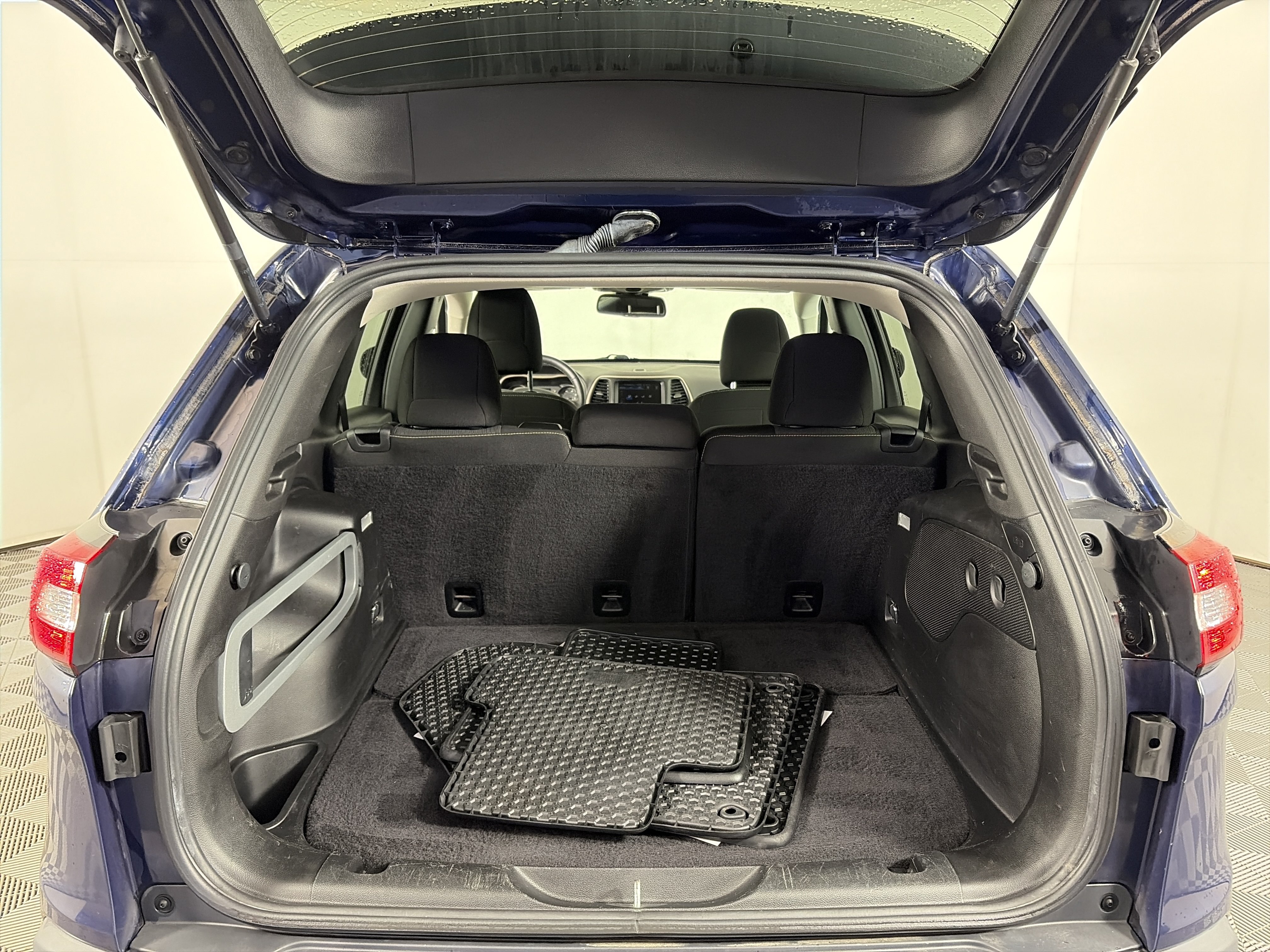 Used 2015 Jeep Cherokee Latitude w/ Cold Weather Group AWD/4WD image 15
