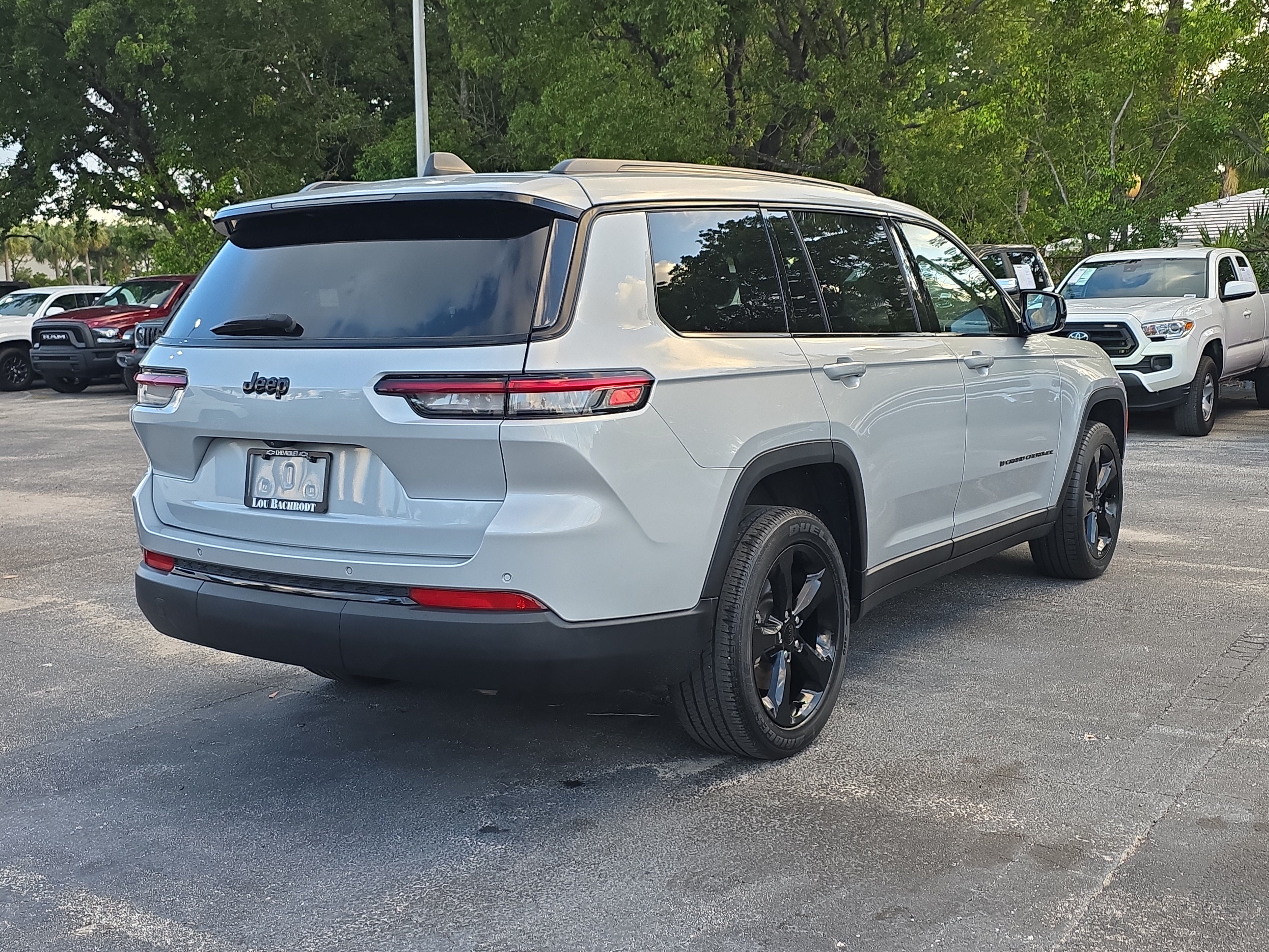 Used 2023 Jeep Grand Cherokee L Laredo RWD image 7