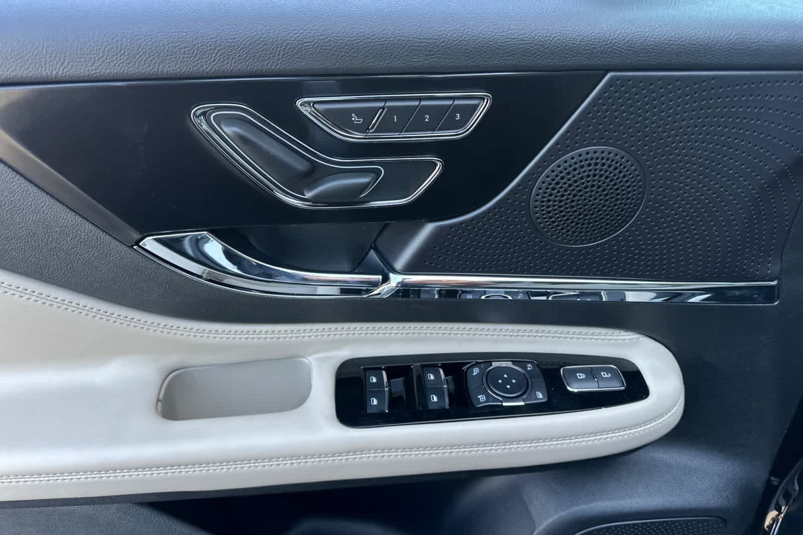 Used 2025 Lincoln Corsair Premiere w/ Equipment Group 101A image 13