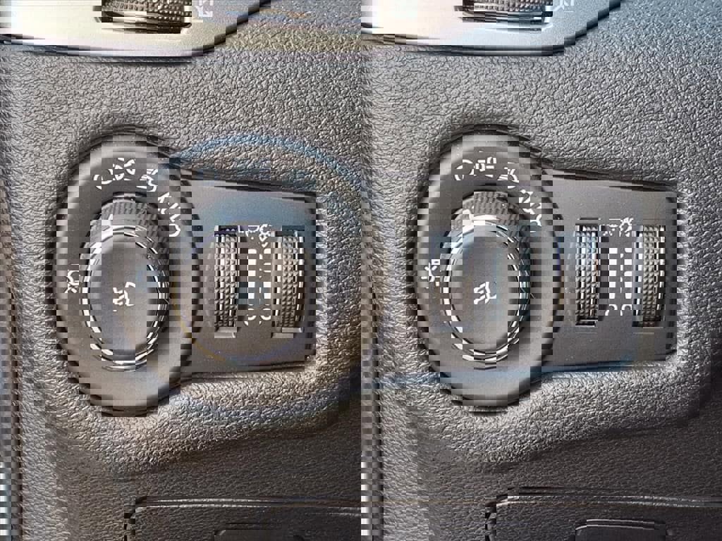 Used 2019 Jeep Cherokee Latitude Plus image 15