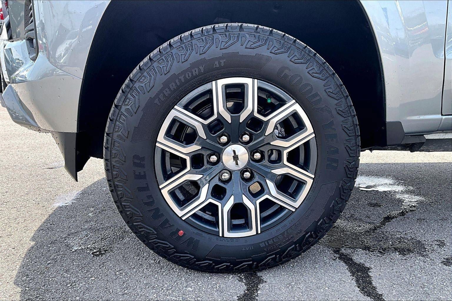 Used 2025 Chevrolet Colorado Z71 image 9