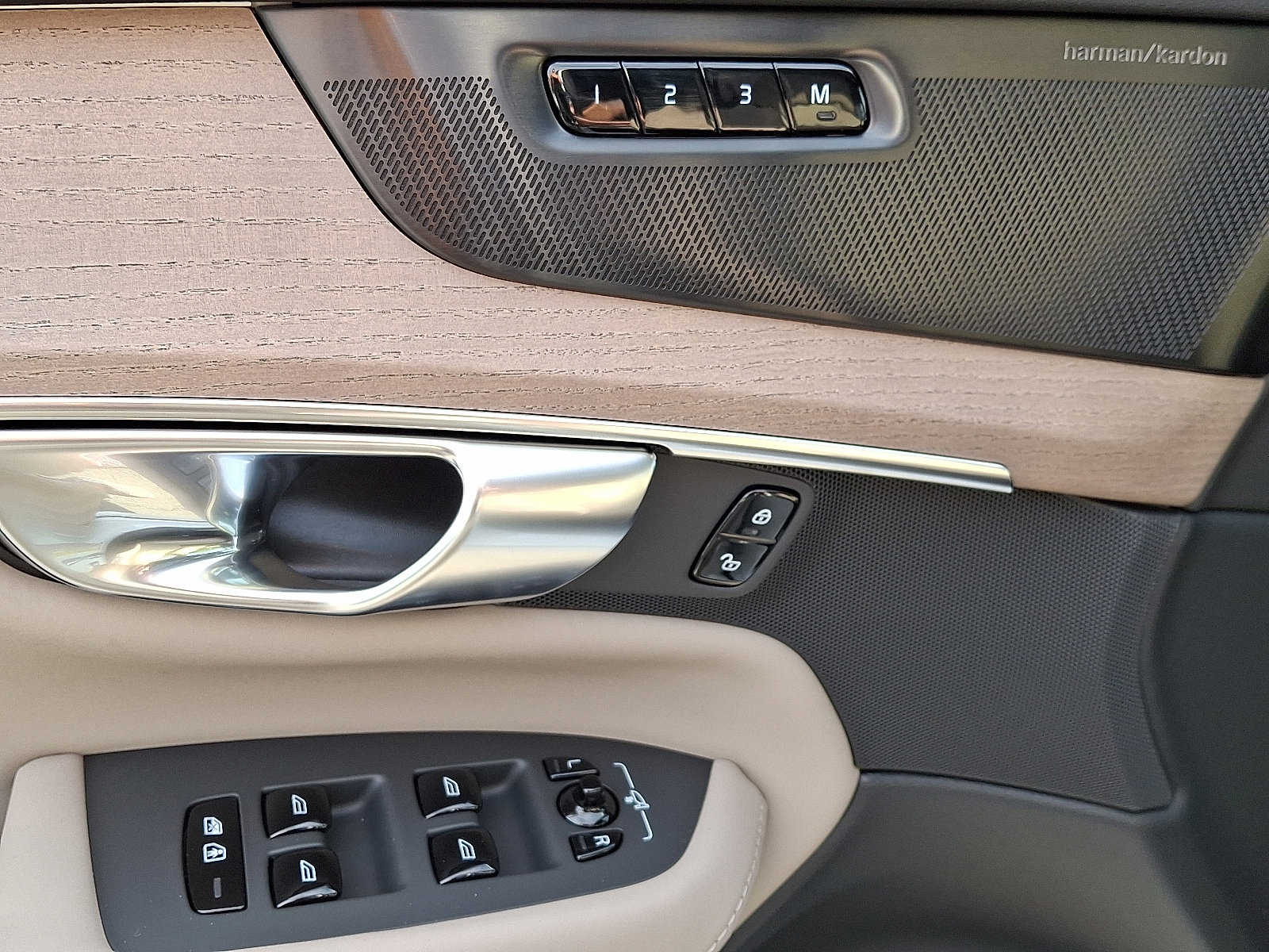New 2026 Volvo XC90 B6 Plus image 9