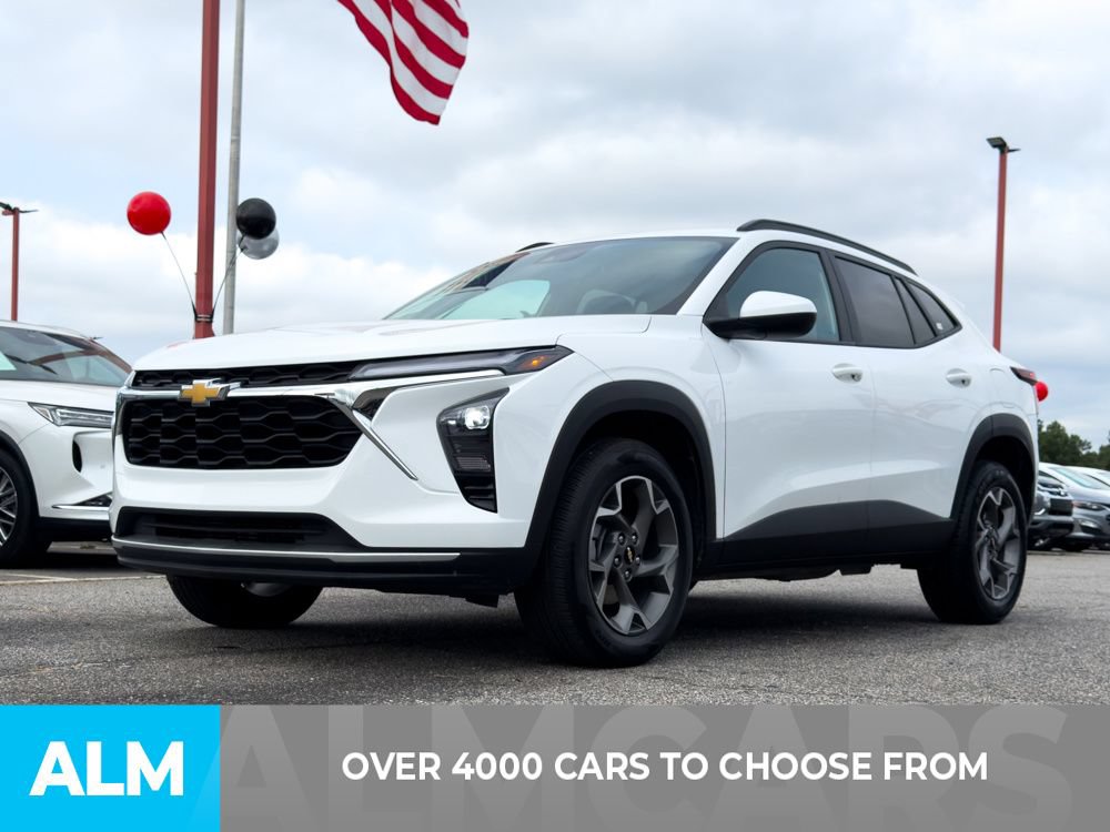 Used 2025 Chevrolet Trax LT FWD image 2
