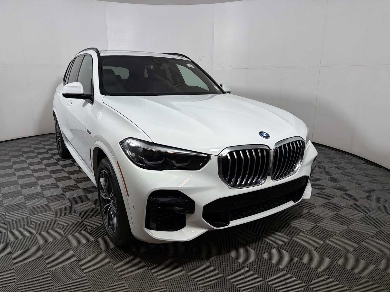 Used 2023 BMW X5 xDrive45e w/ M Sport Package AWD/4WD image 2